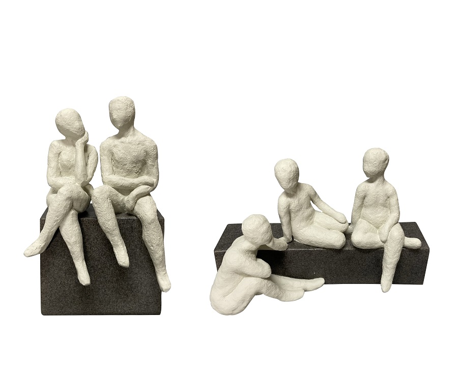 Statuete personaje șezând, rășină albă, pe soclu, 14x9x22 cm