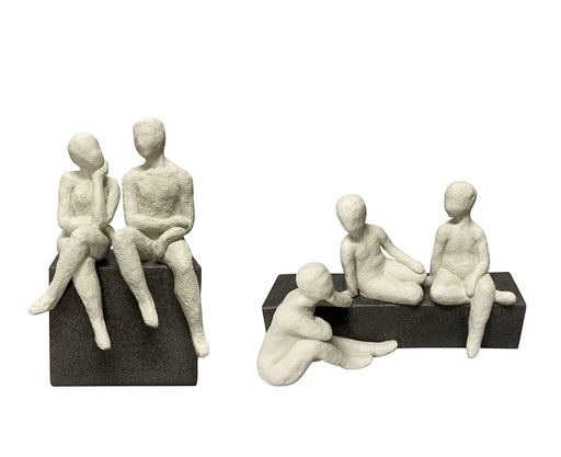 Statuete personaje șezând, rășină albă, pe soclu, 14x9x22 cm