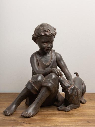 Statuetă băiat cu câine, din rășină