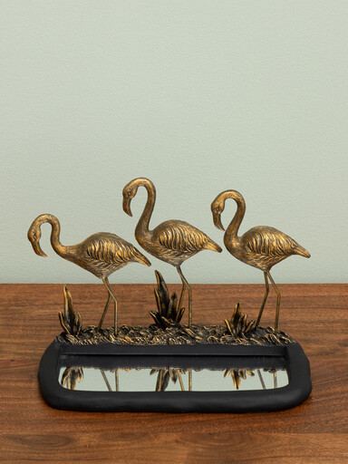 Flamingo aurii cu lac oglindă