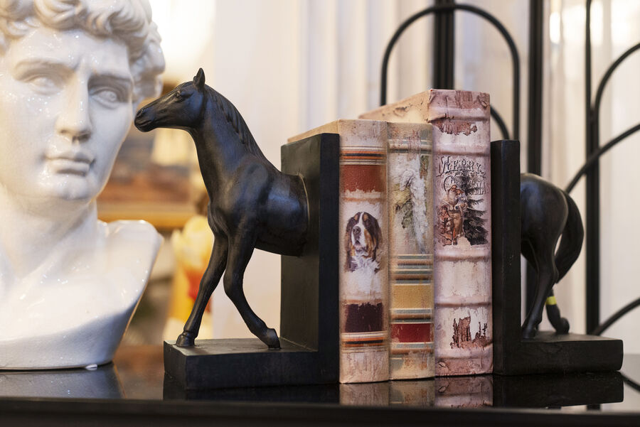 Bust decorativ alb si suporturi de carti cu cai, in magazinul Artinterior