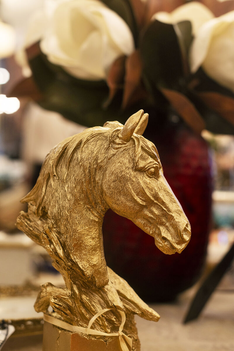 Cap de cal sculptat, auriu, si magnolii albe — decoratiuni din magazinul Artinterior